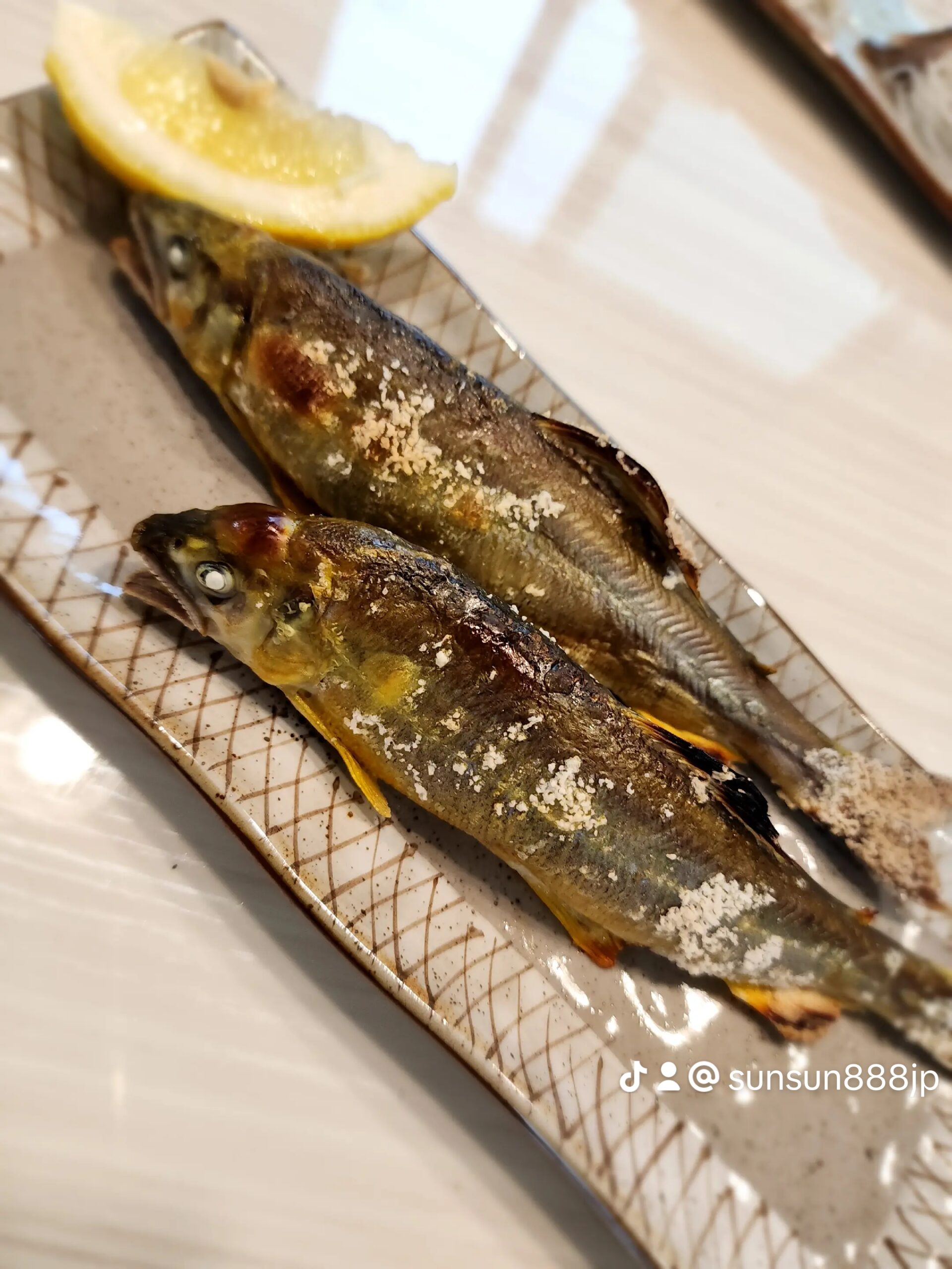 釣りたての天然イワナを炭火で塩焼きにした一品。渓流釣り後の楽しみとして人気。