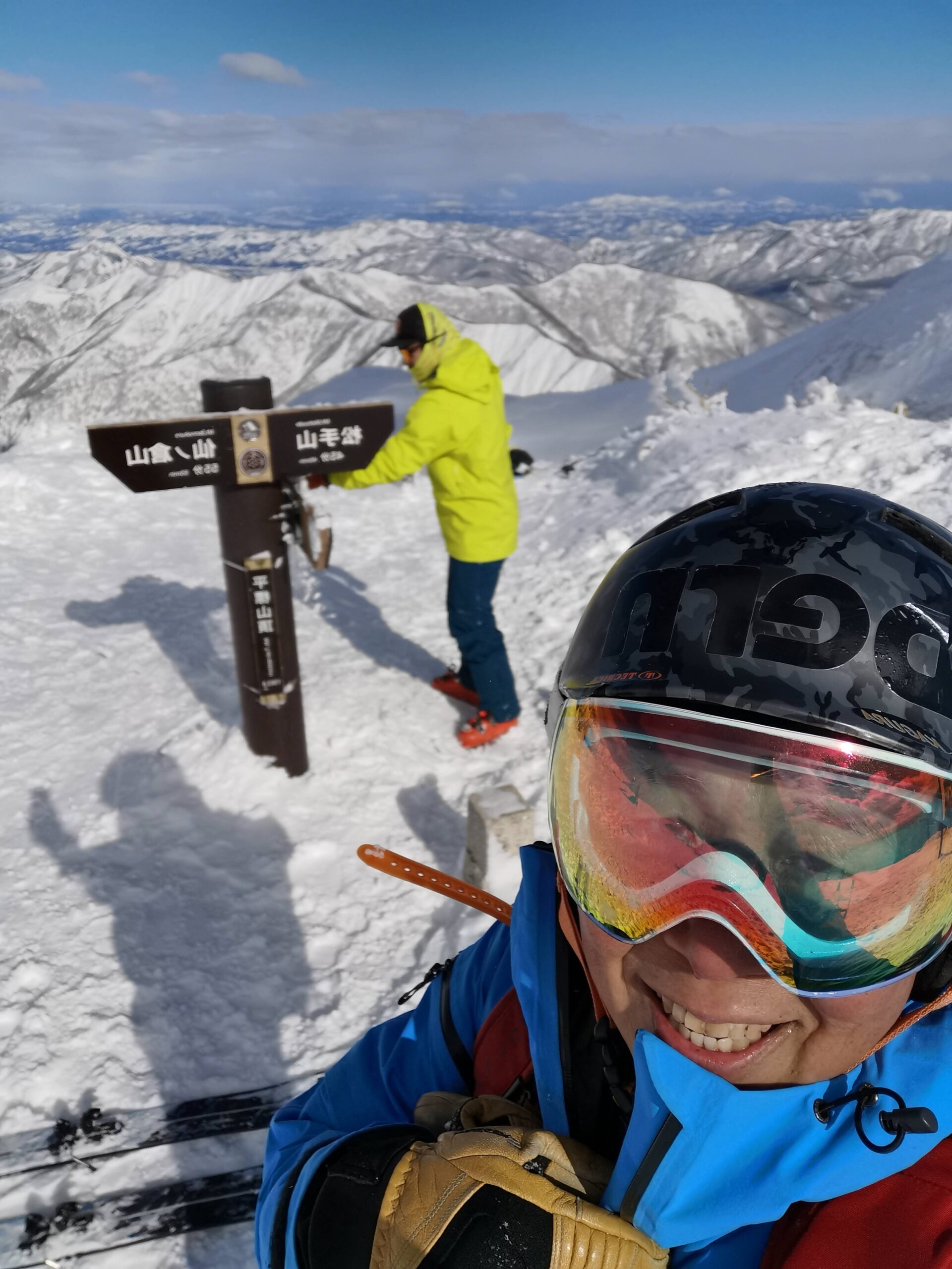 高階滑雪者挑戰平標山頂，標高1983.8公尺的壯麗景色