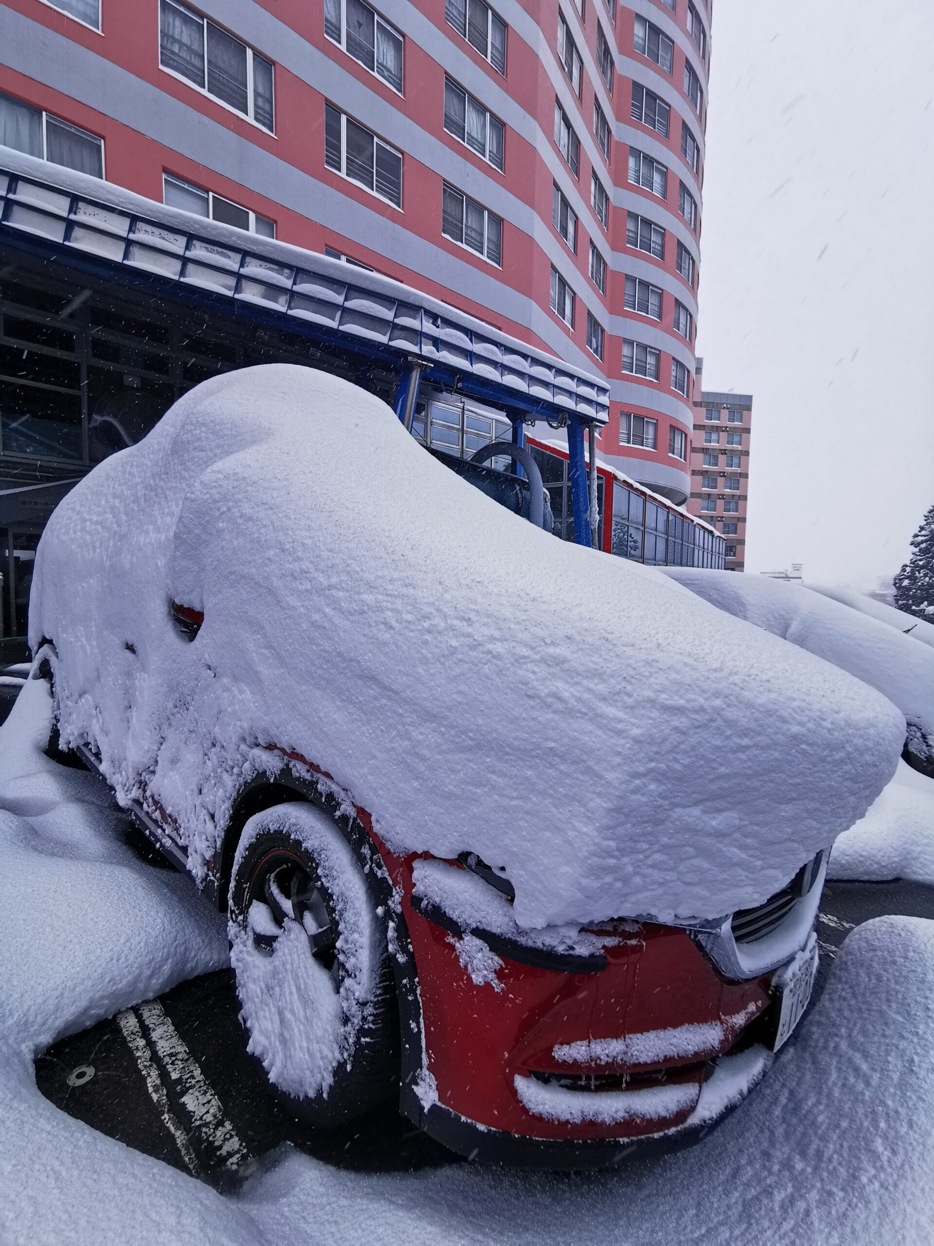 一夜之間積雪掩埋汽車，展現日本豪雪地區的威力